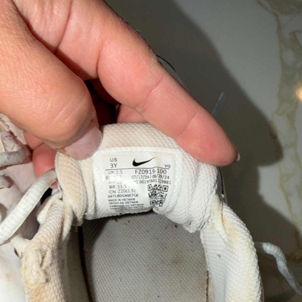 Nike Kids White and Black Baseball/Softball Cleats - Picture 6 of 6